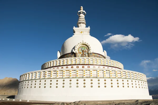 Buddhistischer Tempel shanti stupa auf einem Hügel in leh, ladakh. — Stockfoto