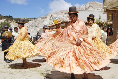 Aymara kadınlar festival morenada geleneksel dans dans Isla del sol, titicaca Gölü, Bolivya.