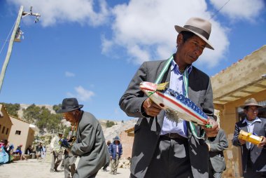 Aymara Isla del sol, titicaca Gölü Festivali morenada, matraca ile dans dostum.