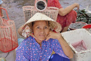 Konik şapkalı yaşlı bir Vietnamlı bir kadın portresi.