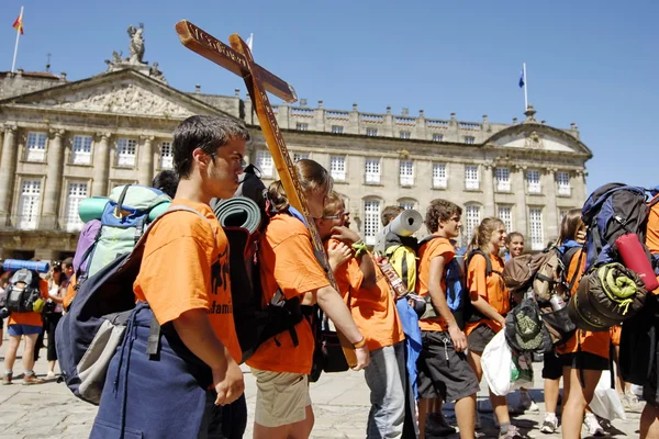 Santiago de compostela, Spanje. belangrijkste stadsplein met jonge katholieke pelgrims op saint james dag op 25 juli 2010. — Stockfoto