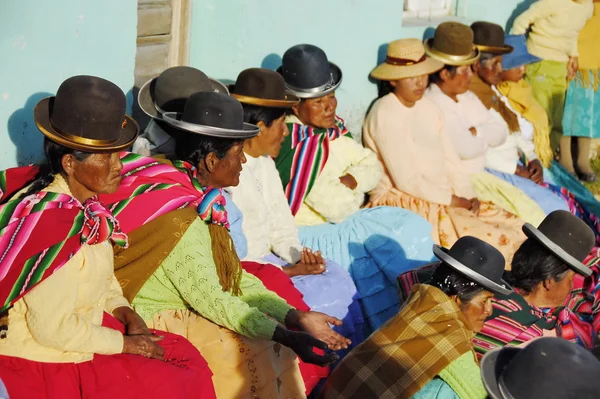 Starší ženy ajmarština sledovat tradiční tanec na každoroční festival morenada na isla del sol, jezero titicaca, Bolívie. — Stock fotografie