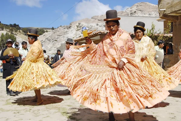 艾马拉语妇女传统舞蹈在节日 morenada 上跳舞 isla del sol、 的喀喀湖、 玻利维亚. — 图库照片