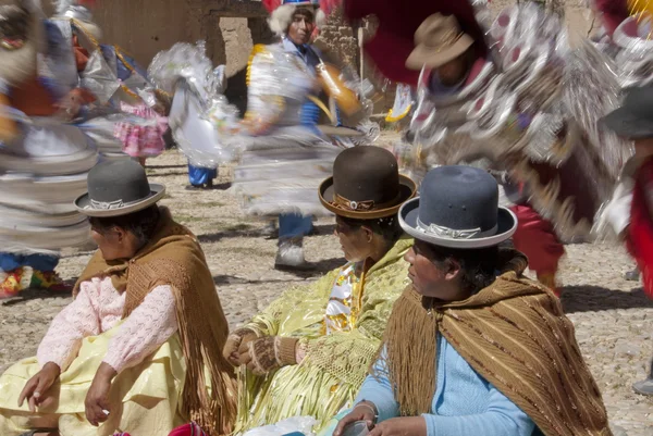 Aymara-Frauen sehen traditionellen Tanz beim jährlichen Festival morenada. — Stockfoto