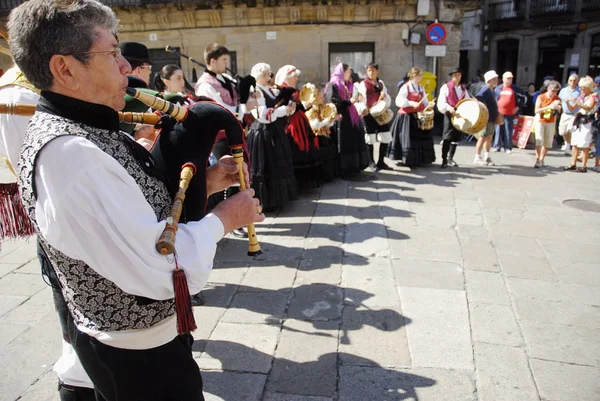 加利西亚音乐家演奏他们的 gaita (加利西亚风笛) 在圣詹姆斯节在圣地亚哥，西班牙的荣誉. — 图库照片
