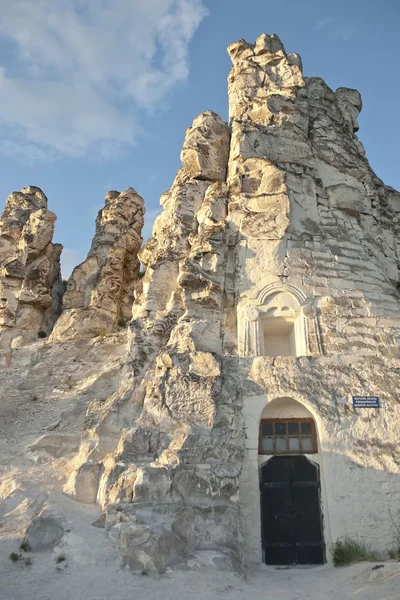 Κιμωλία λαξευμένη Ορθόδοξης Ρωσικής Εκκλησίας σε βράχο κιμωλία στο divnogorie. — Φωτογραφία Αρχείου