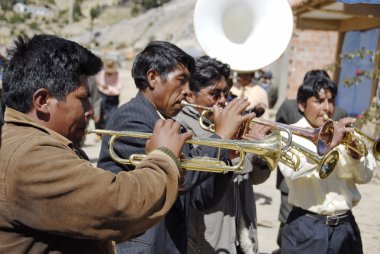 Aymara müzisyenler kendi trompet Isla del sol, titicaca Gölü, Bolivya festival morenada oynamak.