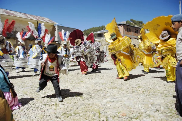 Grupo Aymara dança tradicional máscara dança no festival Morenada em Isla del Sol, Lago Titicaca, Bolívia . — Fotografia de Stock