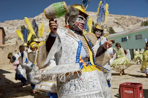 アイマラ語男イスラ ・ デル ・ ソル、ボリビア チチカカ湖祭 morenada で踊り伝統的な仮面舞踊. — ストック写真