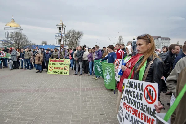 Geliştirme en büyük Avrupa nikel yatakları Voronej, Rusya karşı bir toplantıda katılın. — Stok fotoğraf