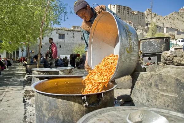 Dobrovolník kuchaři veřejné tukpa (polévka) na ceremonie puja v leh, Ladakhu, Indie. — Stock fotografie