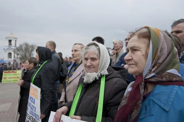 老年妇女参加一次会议对发展大欧洲镍矿床沃罗涅日，俄罗斯. 图库照片