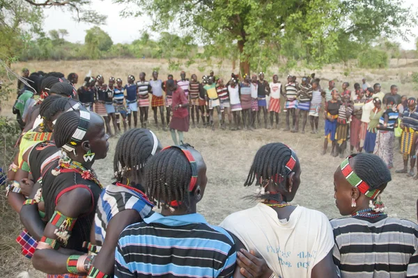 Hamer men dance traditional dance at the festival dedicated to initiation rite for young men. — Stock Photo, Image