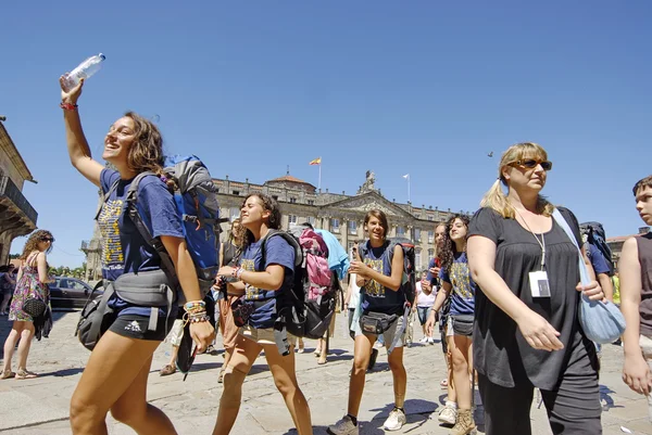 Giovani pellegrini cattolici nel giorno di San Giacomo a Santiago de Compostela, Spagna . — Foto Stock