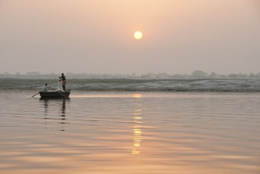 Sunrise varanasi ganga Nehri üzerinde.
