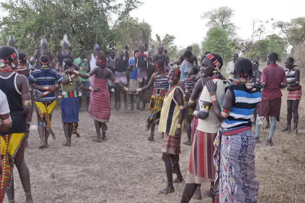 Hamer insanların geleneksel dans dimeka köyü yakınlarında omo Vadisi, Etiyopya dans..