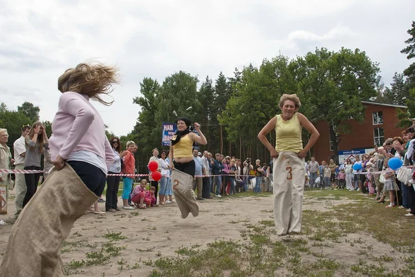 Kvinnor delta i en rolig tävling (säck-race) traditionella tatarian festival tuyı, juli 5, 2009 i Voronezj, Ryssland. — Stockfoto