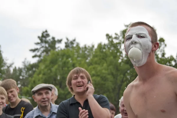 El hombre participa en un divertido concurso en el festival Sabantuy en Voronezh, Rusia . —  Fotos de Stock