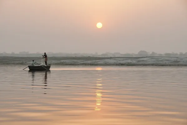 Salida del sol sobre el río Ganga en Varanasi . — Foto de Stock