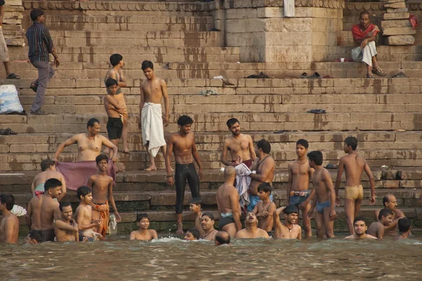 Os indianos tomam banho no rio Ganga em Varanasi, Índia . — Fotografia de Stock