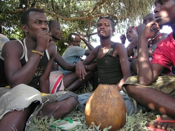 Hamer homens bebem cerveja tradicional perto da aldeia de dimeka no vale do omo, Etiópia. — Fotografia de Stock