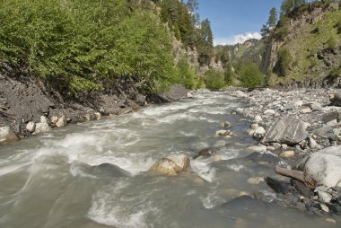 svaneti, Gürcistan'ın dağ nehir görüntüleyin.