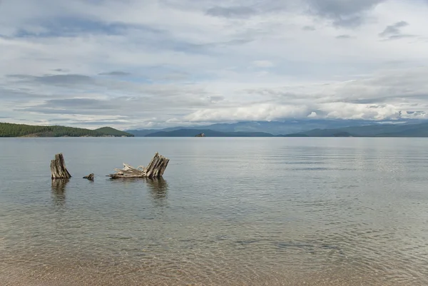 Okunevaya 湾、バイカル湖に表示します。. — ストック写真