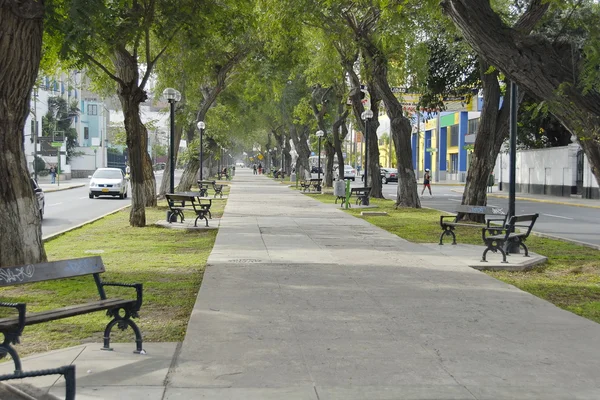 Avenida arequipa i lima, huvudstad i peru. — Stockfoto