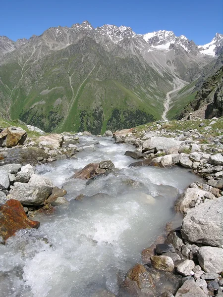 Ruscello di montagna a Kabarda, Caucaso settentrionale, Russia . — Foto Stock