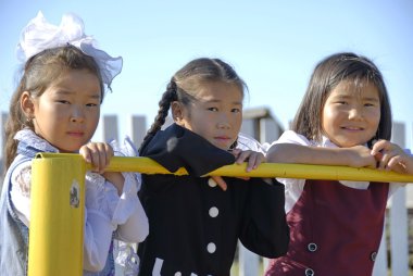 Üç buryatian okul kız 1 Eylül ivolginskoe Köyü, buryatia, Rusya Federasyonu.