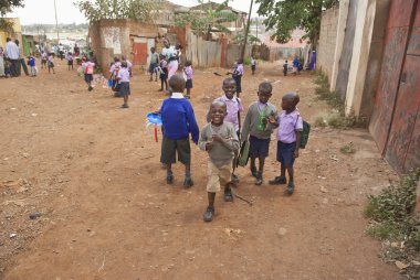 Genç okul çocukları eve kibera, nairobi, Kenya bir sokağa git..