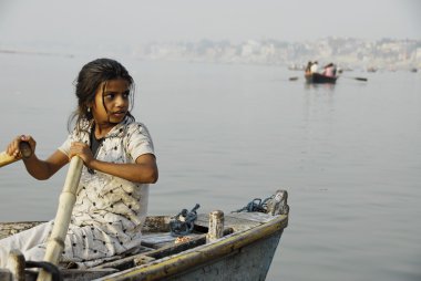 Hintli kız varanasi, Hindistan ganga nehrinde tekne steers.