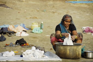 Hintli kadın giysileri ganga nehrinde varanasi, Hindistan ın yıkar.