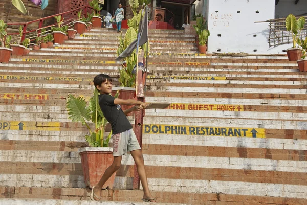 Indian boy plays cricket on ghat in Varanasi, India. — Stock Photo, Image