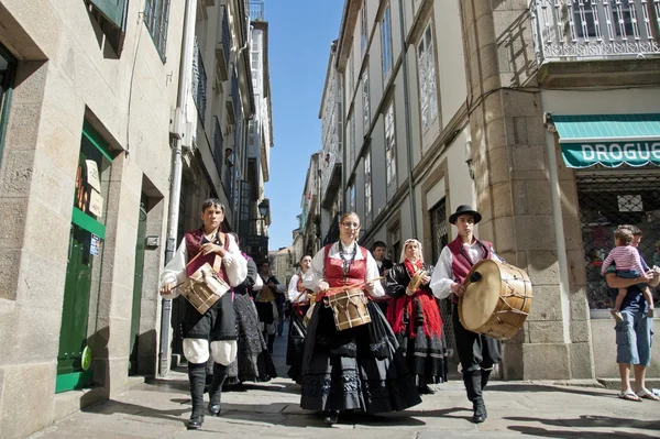 Músicos gallegos marchan en la calle de Santiago en honor al Día de Santiago el 25 de julio de 2010 . —  Fotos de Stock