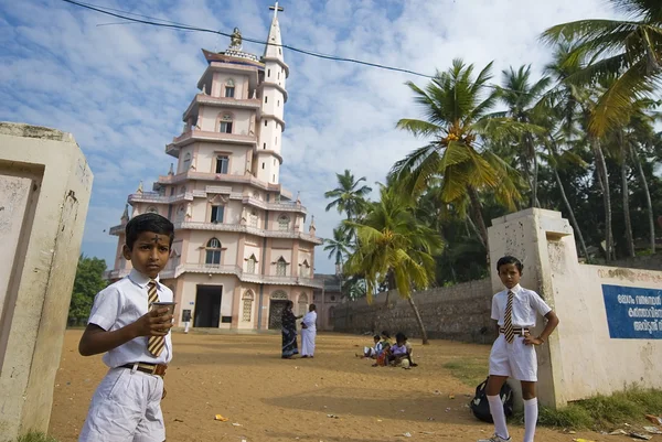 Crianças da escola indiana esperam um ônibus escolar depois de visitar um serviço de igreja em Vizhinjam, Kerala, Índia . — Fotografia de Stock