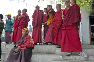 Budist rahipler ve hacılar leh, ladakh, Hindistan puja töreninde katılın.