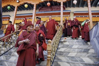 Budist rahipler leh, ladakh, Hindistan puja töreninde katılın.