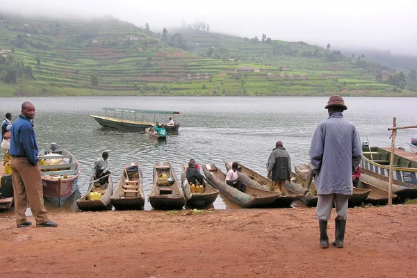 Boat men wait passengers for their boats on the Lake Bunyoni near Kabale, Uganda. — Stock Photo, Image