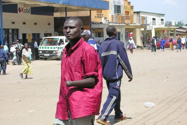 Niepełnosprawny mężczyzna idzie na ulicy w gisenyi, rwanda. — Zdjęcie stockowe