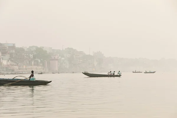 Des pêcheurs indiens pêchent sur la rivière Ganges à Varanasi, en Inde . — Photo