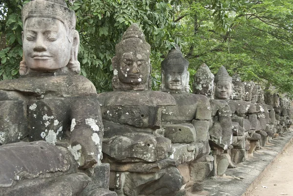Alte hinduistische Statuen gesäumt in angkor wat Tempelkomplex. — Stockfoto