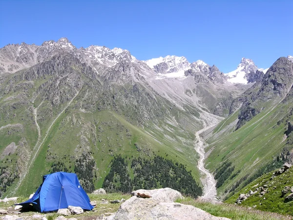 帐篷里的登山者，高加索山脉，俄罗斯. — 图库照片
