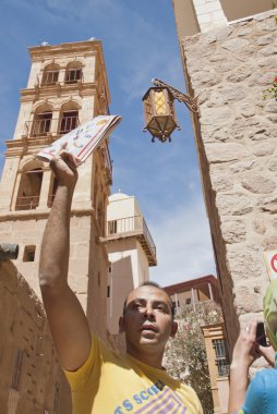 Tur Rehberi onun turist St Catherine Manastırı Mısır'daki çağırır