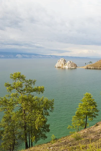 Burchanfelsen (Schamanka) auf der Insel Olchon, Sibirien, Russland. — Stockfoto