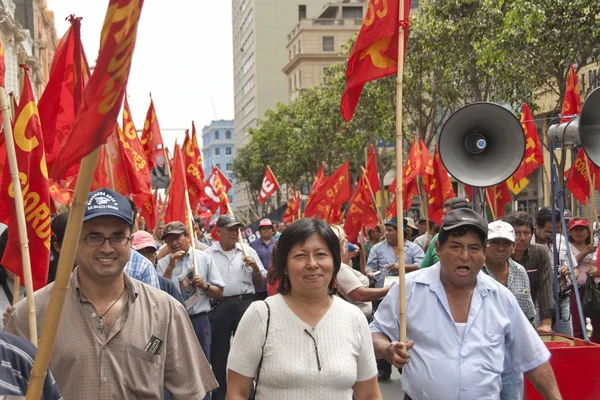 Menschen nehmen an einer Demonstration am 1. Mai in Lima, Peru teil. — Stockfoto