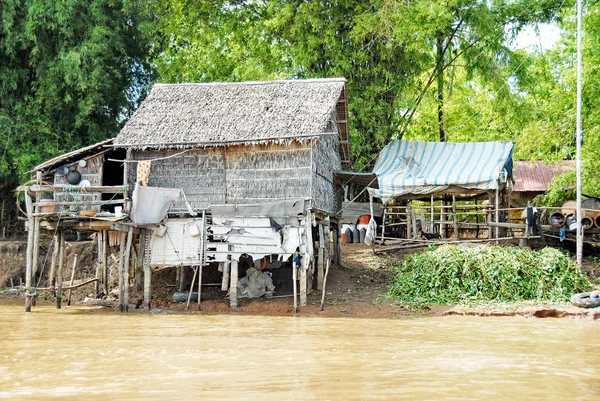 Tipik thatch kulübe banka mekong Nehri, Kamboçya. — Stok fotoğraf