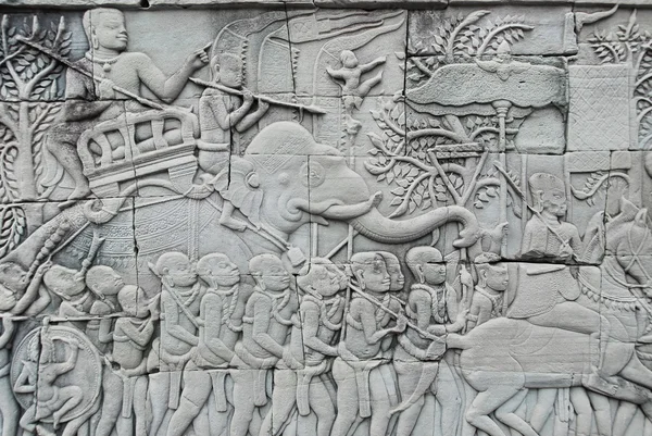 Basrelief an einer Wand eines antiken Tempels in Angkor. — Stockfoto