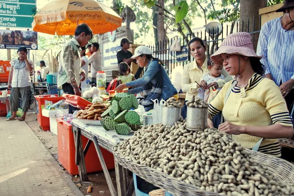 Mulher cambojana vende comida exótica de rua em Siem Reap, Camboja . — Fotografia de Stock
