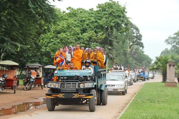 Povo cambojano e monges budistas vão ao festival de água cambojano "Bon Om Tuk" em Siem Reap, Camboja . — Fotografia de Stock